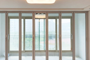 모던 인테리어의 정수: 안양 석수 두산위브 거실의 화이트 폴딩도어 시공 후기
