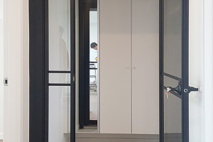춘천 석사동 현대아파트: 슬림 비대칭 양개 중문으로 완성한 세련된 공간
